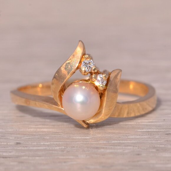 Cultured Pearl and Diamond Ring in Yellow Gold